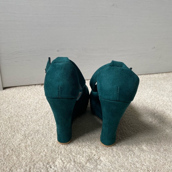 **BRAND NEW WEDGES HEELS** - Picture 4 of 8